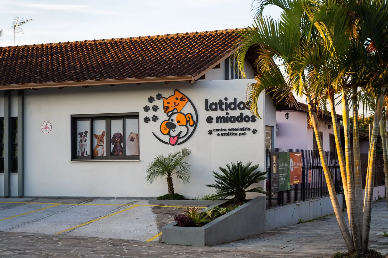 Fachada atual da Latidos & Miados na Rua Porto Alegre, em Portão
