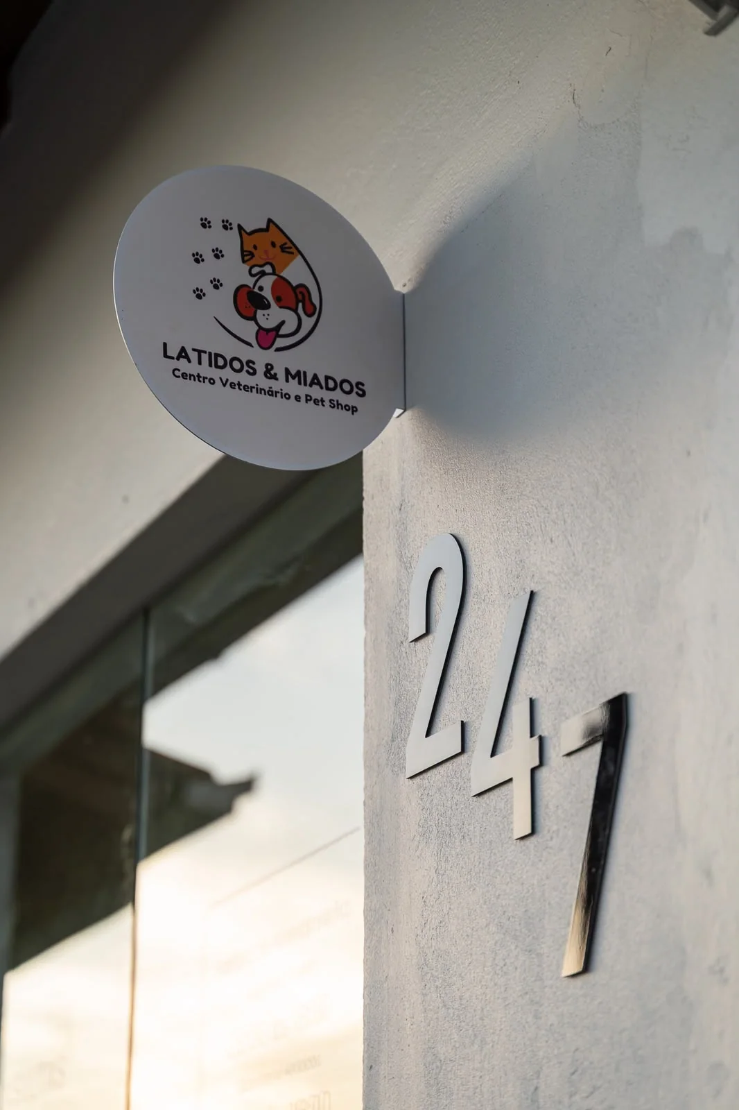 Placa da entrada da Latidos & Miados