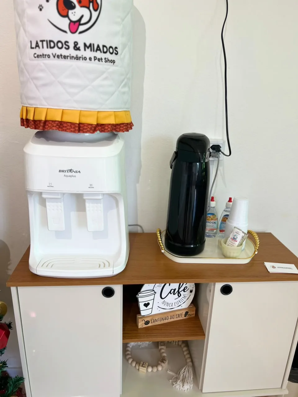 Cantinho de café na recepção da clínica